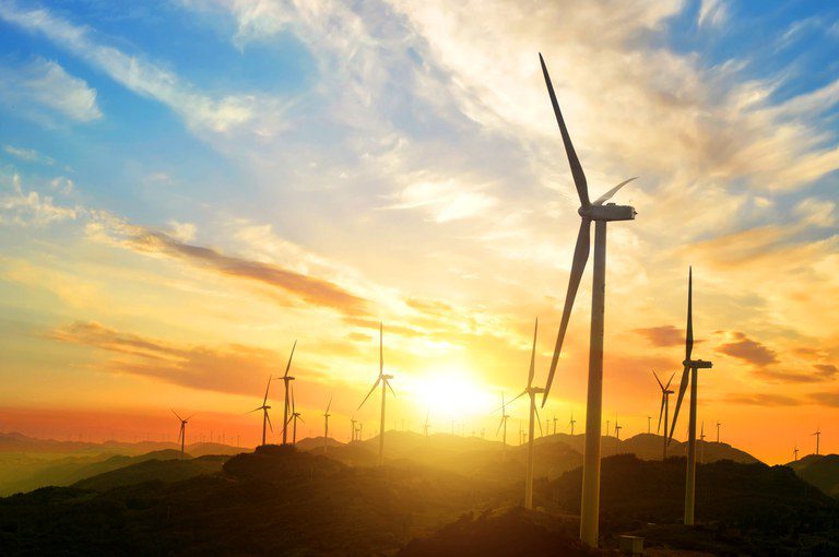 Brasil adiciona mais de 4 GW à matriz elétrica no primeiro semestre de 2025. Termelétricas lideram crescimento, seguidas por eólicas e solares. Capacidade total chega a 212,5 GW.