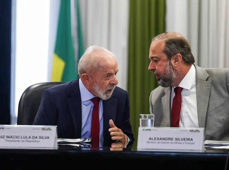 Com aprovação da Aneel, bônus de R$ 883 milhões da Itaipu Binacional será revertido em desconto nas contas de luz em agosto. Medida fortalece justiça tarifária e beneficia consumidores em todo o país.