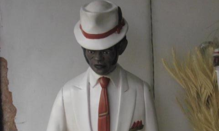 Zé Pelintra é uma das entidades mais reverenciadas nas religiões afro-brasileiras. Descubra sua origem, trajes icônicos e papel como protetor espiritual.