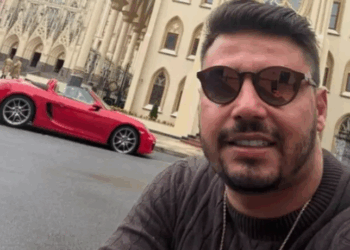 Rodrigo Ponce, empresário e CAC, foi morto a tiros dentro de um Porsche em Guarulhos. Polícia investiga execução e uso de motos clonadas por suspeitos.