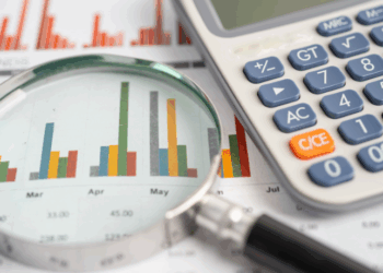 Relatório Focus mantém déficit em transações correntes em US$ 56,7 bi para 2025, com investimentos diretos cobrindo o gap e superávit comercial ajustado, análise do BC.