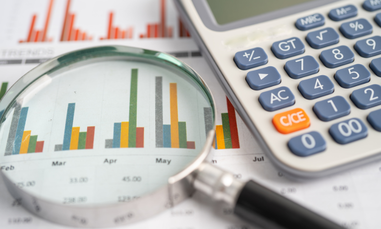 Relatório Focus mantém déficit em transações correntes em US$ 56,7 bi para 2025, com investimentos diretos cobrindo o gap e superávit comercial ajustado, análise do BC.