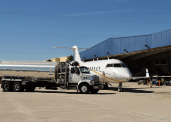 Pesquisadores da UFG desenvolvem combustível para aviões feito com plásticos recicláveis e rejeitos de mineração. Alternativa é mais barata, segura e sustentável que os combustíveis atuais.