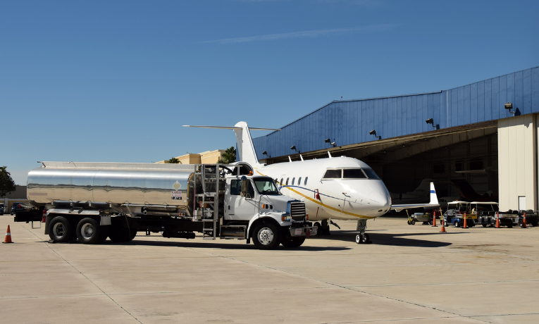 Pesquisadores da UFG desenvolvem combustível para aviões feito com plásticos recicláveis e rejeitos de mineração. Alternativa é mais barata, segura e sustentável que os combustíveis atuais.