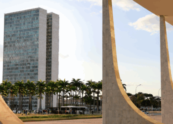 Alexandre de Moraes, do STF, suspende decretos que aumentaram o IOF e convoca audiência entre Executivo, Legislativo e Judiciário para debater limites constitucionais.
