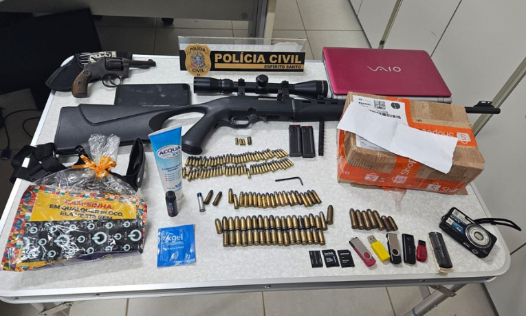 Policial militar reformado é preso por estupro de vulnerável contra as filhas gêmeas no Espírito Santo. Ele também foi autuado por posse ilegal de armas.