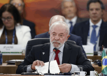 Durante a 10ª reunião do Novo Banco de Desenvolvimento, Lula defendeu reformas financeiras globais, criticou a ineficiência da ONU e cobrou investimentos em sustentabilidade, inclusão e soberania digital.