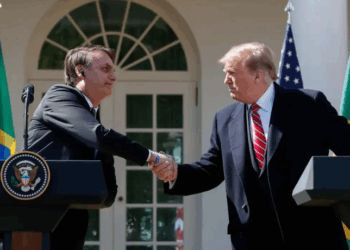 Donald Trump sai em defesa de Jair Bolsonaro e diz que o ex-presidente brasileiro está sendo vítima de perseguição política. “Deixem Bolsonaro em paz”, declarou o ex-mandatário americano.