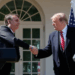 Donald Trump sai em defesa de Jair Bolsonaro e diz que o ex-presidente brasileiro está sendo vítima de perseguição política. “Deixem Bolsonaro em paz”, declarou o ex-mandatário americano.