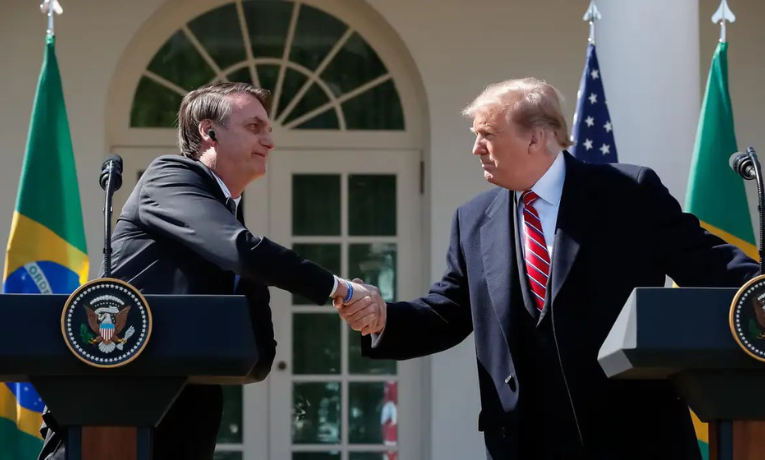 Donald Trump sai em defesa de Jair Bolsonaro e diz que o ex-presidente brasileiro está sendo vítima de perseguição política. “Deixem Bolsonaro em paz”, declarou o ex-mandatário americano.