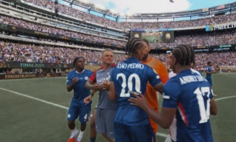 João Pedro, destaque do Chelsea, sofreu agressão de Luis Enrique após a final do Mundial de Clubes. Chelsea venceu o PSG por 3 a 0 e garantiu o título com grande atuação.