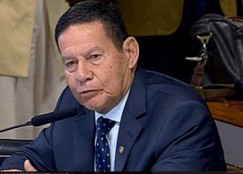 Hamilton Mourão rebate fala de Donald Trump sobre Bolsonaro, critica interferência externa e afirma que só os brasileiros devem resolver o caso. Reação vem após tarifa de 50% dos EUA contra o Brasil.