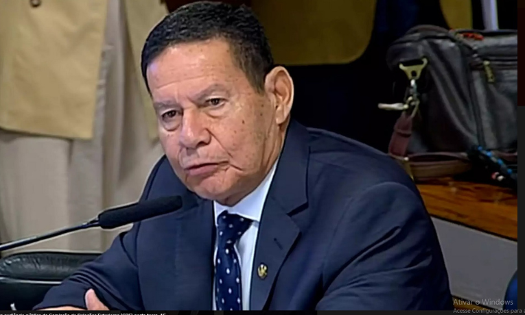 Hamilton Mourão rebate fala de Donald Trump sobre Bolsonaro, critica interferência externa e afirma que só os brasileiros devem resolver o caso. Reação vem após tarifa de 50% dos EUA contra o Brasil.
