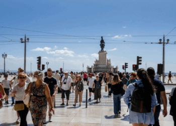 Portugal aprova em tempo recorde um pacote de medidas que endurece regras de imigração. Brasileiros serão os mais afetados com restrições ao visto de trabalho e ao reagrupamento familiar.
