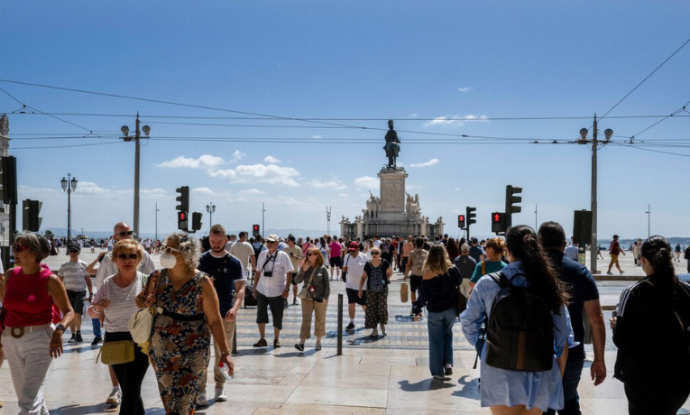 Portugal aprova em tempo recorde um pacote de medidas que endurece regras de imigração. Brasileiros serão os mais afetados com restrições ao visto de trabalho e ao reagrupamento familiar.
