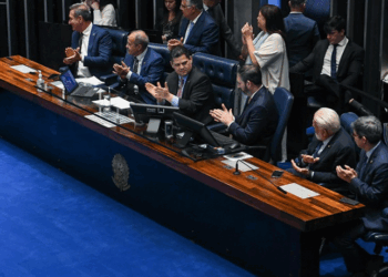 Militares das Forças Armadas terão aumento salarial escalonado: 4,5% em abril/2025 e mais 4,5% em janeiro/2026. Entenda o impacto.