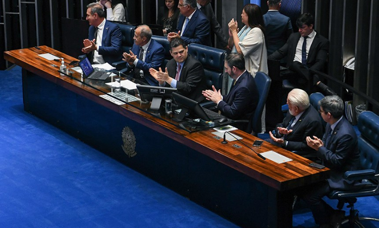 Militares das Forças Armadas terão aumento salarial escalonado: 4,5% em abril/2025 e mais 4,5% em janeiro/2026. Entenda o impacto.