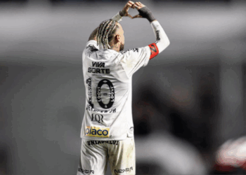 Neymar marca no fim, Santos vence o Flamengo por 1 a 0 na Vila Belmiro e se afasta da zona de rebaixamento. Clube volta a vencer no Brasileirão e reacende a esperança da torcida.