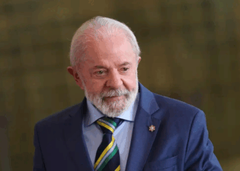Lula anuncia resposta à tarifa de 50% imposta por Trump às exportações brasileiras, com base na Lei de Reciprocidade Econômica. Governo nega déficit comercial e defende o STF.