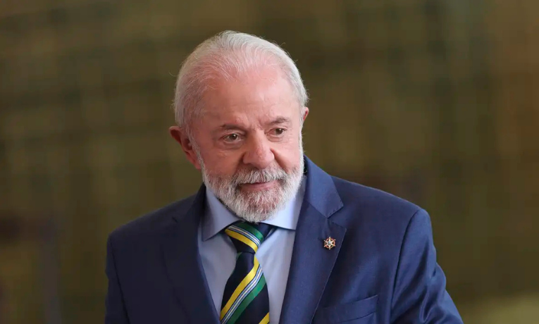 Lula anuncia resposta à tarifa de 50% imposta por Trump às exportações brasileiras, com base na Lei de Reciprocidade Econômica. Governo nega déficit comercial e defende o STF.