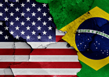 Brasil ocupa a 15ª posição entre os parceiros dos EUA, enquanto os americanos são o segundo maior parceiro brasileiro. Superávit comercial favorece os EUA desde 1997, com destaque para o setor energético e aeronáutico.