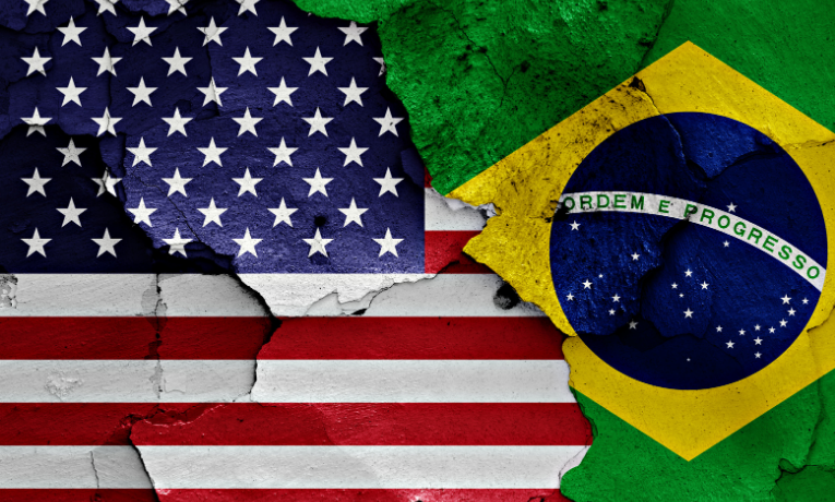Brasil ocupa a 15ª posição entre os parceiros dos EUA, enquanto os americanos são o segundo maior parceiro brasileiro. Superávit comercial favorece os EUA desde 1997, com destaque para o setor energético e aeronáutico.