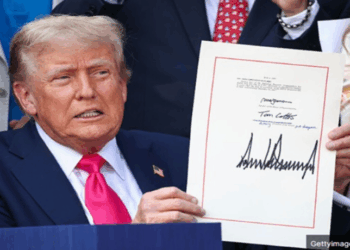 Medida de Trump gera tensão na Câmara, com discussões entre oposição e governo. STF e Lula são alvos de críticas, enquanto PT estuda cassação de Eduardo Bolsonaro.