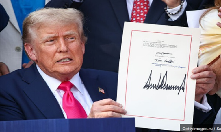 Medida de Trump gera tensão na Câmara, com discussões entre oposição e governo. STF e Lula são alvos de críticas, enquanto PT estuda cassação de Eduardo Bolsonaro.