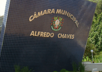Vereadores de Piúma discutem emenda que reduz suplementações orçamentárias, gerando crise política com o prefeito Paulo Cola. Tensão tomou conta da Câmara.