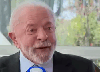 Lula reage à tarifa de 50% imposta por Trump, critica Tarcísio por vínculo com ex-presidente dos EUA e afirma que pode disputar a reeleição para evitar volta do bolsonarismo.