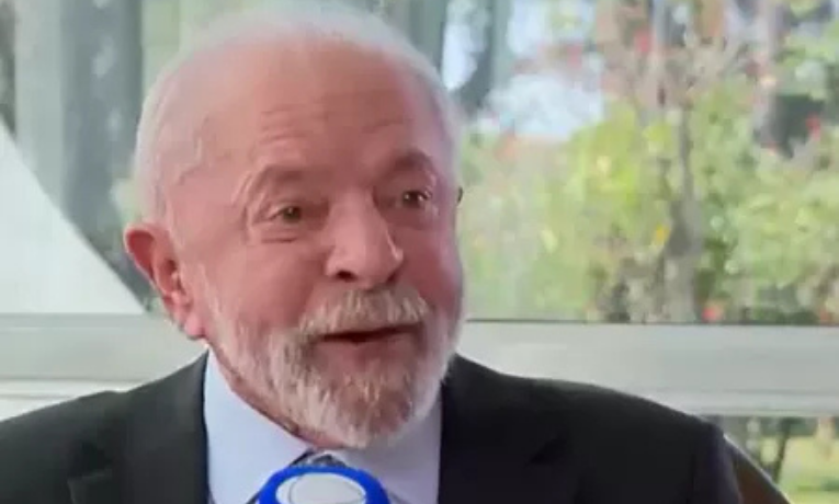 Lula reage à tarifa de 50% imposta por Trump, critica Tarcísio por vínculo com ex-presidente dos EUA e afirma que pode disputar a reeleição para evitar volta do bolsonarismo.