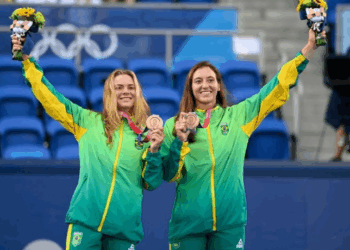 Luisa Stefani está na final das duplas mistas em Wimbledon e ainda sonha com o título nas duplas femininas. Relembre sua trajetória no tênis.