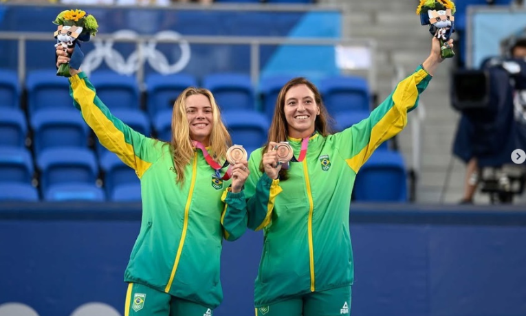Luisa Stefani está na final das duplas mistas em Wimbledon e ainda sonha com o título nas duplas femininas. Relembre sua trajetória no tênis.
