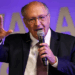 Geraldo Alckmin acusa clã Bolsonaro de atuar contra a economia brasileira. Para o vice-presidente, ações do grupo prejudicam empresas e empregos mesmo fora do governo.