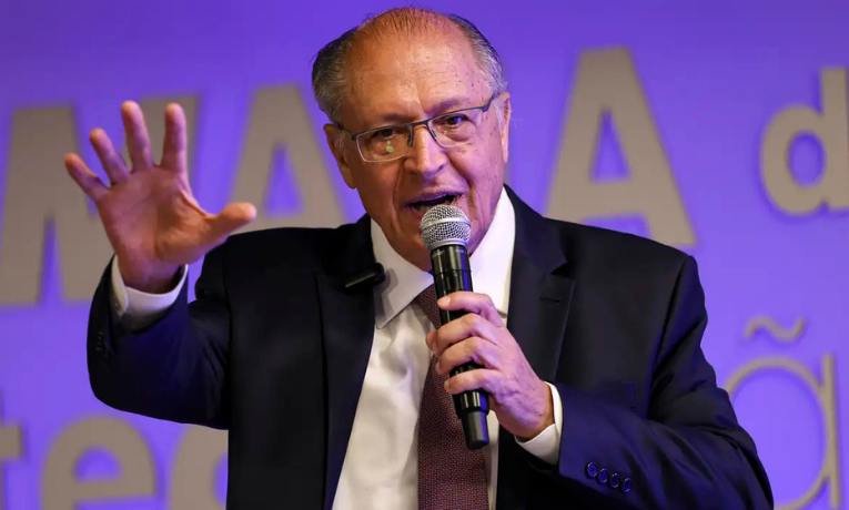 Geraldo Alckmin acusa clã Bolsonaro de atuar contra a economia brasileira. Para o vice-presidente, ações do grupo prejudicam empresas e empregos mesmo fora do governo.