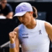Iga Swiatek faz história em Wimbledon com vitória perfeita sobre Amanda Anisimova por duplo 6/0. Confira os detalhes da final mais dominante da era aberta.