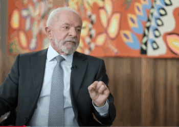 Em entrevista ao Jornal Nacional, Lula critica tarifas de Trump contra exportações brasileiras, denuncia ingerência dos EUA e promete retaliação se não houver acordo até agosto. Presidente também defende soberania e fala sobre BRICS e Cristina Kirchner.