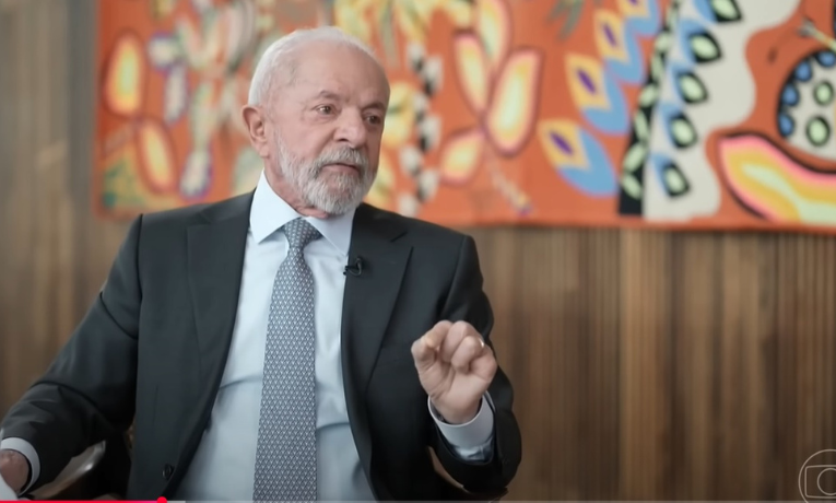 Em entrevista ao Jornal Nacional, Lula critica tarifas de Trump contra exportações brasileiras, denuncia ingerência dos EUA e promete retaliação se não houver acordo até agosto. Presidente também defende soberania e fala sobre BRICS e Cristina Kirchner.