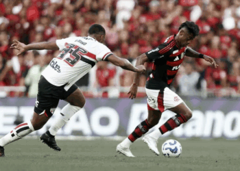 Flamengo derrota São Paulo por 2 a 0 no Maracanã e segue líder do Brasileirão. Crespo estreia com derrota no comando tricolor.