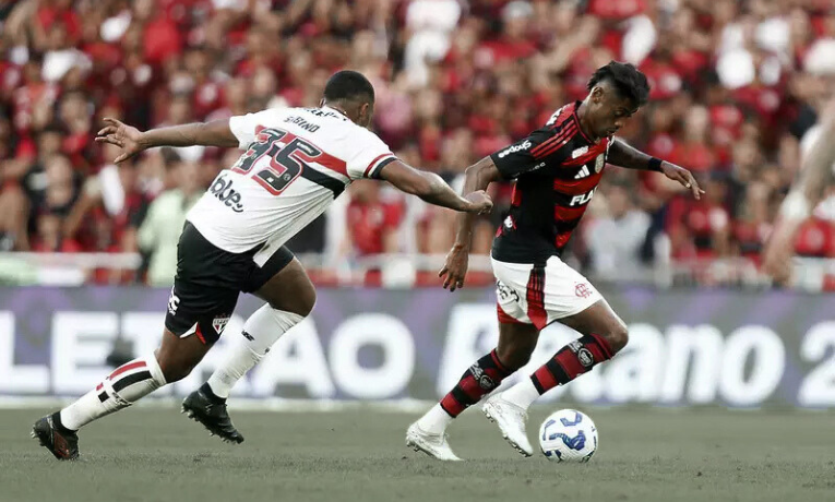 Flamengo derrota São Paulo por 2 a 0 no Maracanã e segue líder do Brasileirão. Crespo estreia com derrota no comando tricolor.