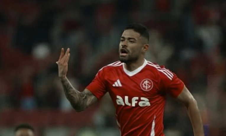 Internacional supera Vitória por 1 a 0 com gol nos acréscimos de Bruno Tabata. Time gaúcho quebra sequência negativa e sai da zona de rebaixamento.