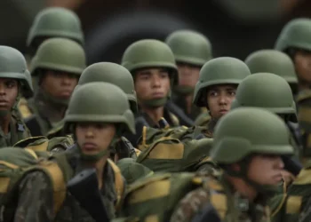 Senado aprova reajuste do soldo dos militares das Forças Armadas em duas parcelas de 4,5%, com impacto orçamentário de R$ 3 bilhões em 2025 e R$ 5,3 bilhões em 2026. Valor para carreira militar varia de R$ 1.177 a R$ 14.711.