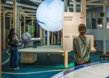 Exposição “O mundo segundo a IA” e “O Novo Anormal” trazem ao Brasil, a partir de novembro, discussões sobre o impacto da inteligência artificial e da crise climática. Parte da Temporada França-Brasil, as obras propõem reflexão crítica sobre o presente e o futuro.