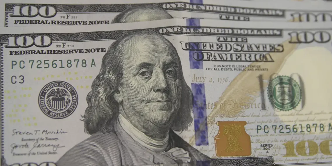 Dólar fecha acima de R$ 5,50 após ameaça de tarifa de 50% anunciada por Trump sobre produtos brasileiros. Ibovespa cai 1,31% em dia de baixa liquidez e tensão diplomática.