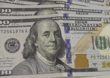 Dólar fecha acima de R$ 5,50 após ameaça de tarifa de 50% anunciada por Trump sobre produtos brasileiros. Ibovespa cai 1,31% em dia de baixa liquidez e tensão diplomática.