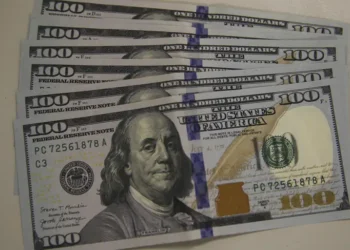 Dólar inicia julho em alta e fecha cotado a R$ 5,46, influenciado por judicialização do IOF e cenário externo. Ibovespa sobe pelo segundo dia seguido e registra a terceira maior pontuação da história.