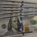 Dólar inicia julho em alta e fecha cotado a R$ 5,46, influenciado por judicialização do IOF e cenário externo. Ibovespa sobe pelo segundo dia seguido e registra a terceira maior pontuação da história.