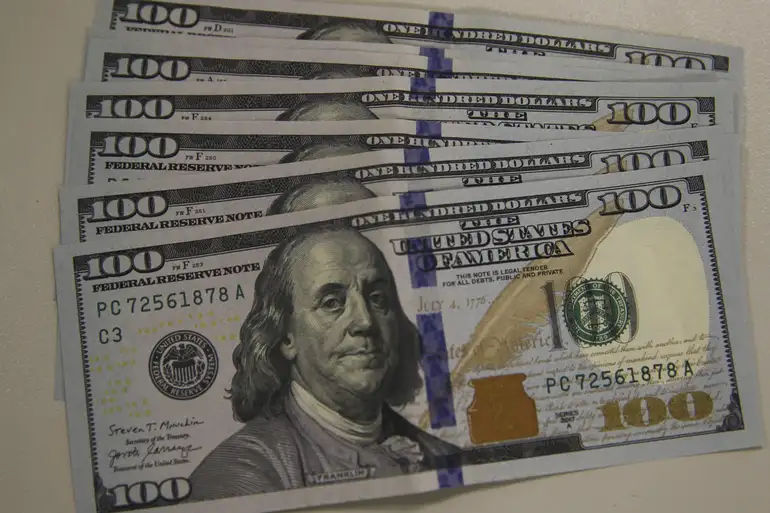 Dólar inicia julho em alta e fecha cotado a R$ 5,46, influenciado por judicialização do IOF e cenário externo. Ibovespa sobe pelo segundo dia seguido e registra a terceira maior pontuação da história.