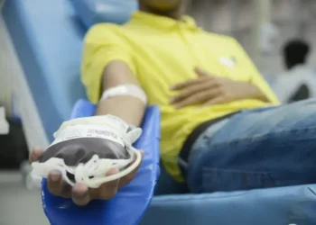 Mapeamento mostra que famílias enfrentam dificuldades para administrar tratamento intravenoso da hemofilia em casa. Associação pede ampliação do emicizumabe no SUS para crianças pequenas.