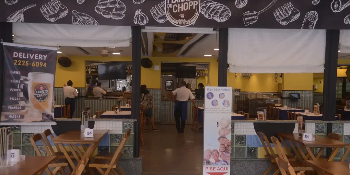 Fhoresp alerta que tarifa dos EUA pode aumentar preços em bares e restaurantes no Brasil, afetando café, carnes, pescados e suco de laranja.
